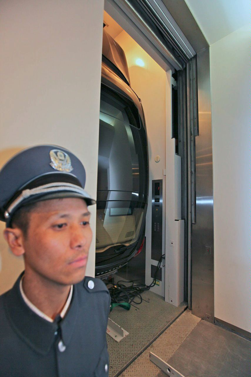 Illustration for article titled Porsche Panamera Takes Elevator To 94th Floor
